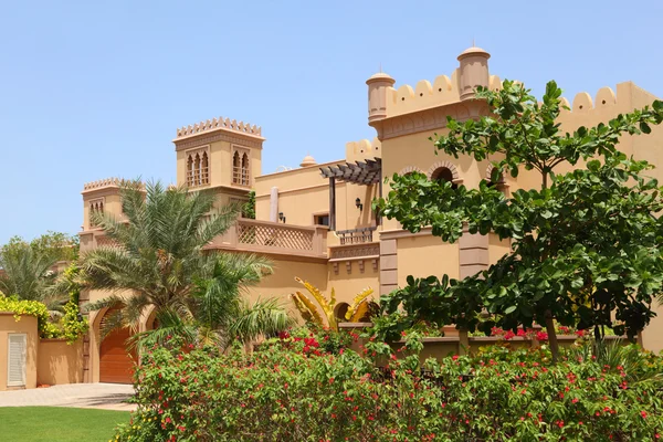 Gran casa de estilo árabe con garajes y balcón, patio con palmera —  Fotos de Stock