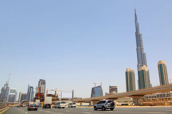 DUBAI - APRIL 18: general view on trunk road, skyscrapers and Bu — Stock Photo, Image