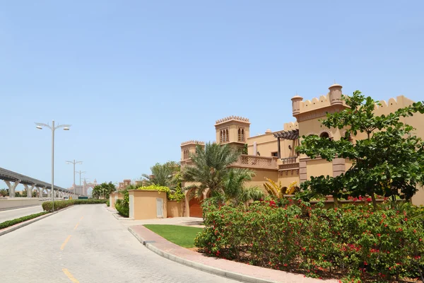 大きなアラビア様式の家、ヤシの木と庭の都市の通りと — ストック写真