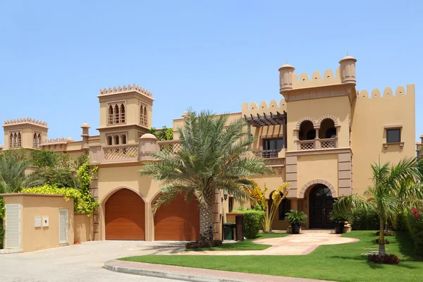 Grande casa in stile arabo con due garage e archi, cortile con pa — Foto Stock