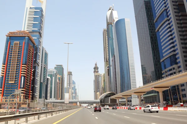 DUBAI - 18 APRILE: veduta generale su strada principale e grattacieli — Foto Stock