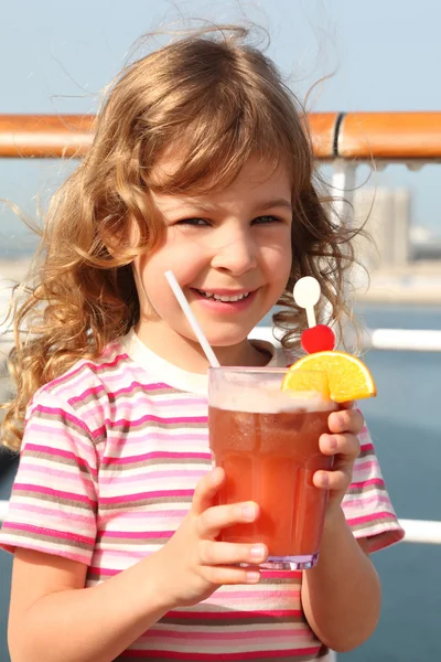Kleines Mädchen im Hemd mit rosafarbenen Streifen hält Cocktail mit Fru — Stockfoto