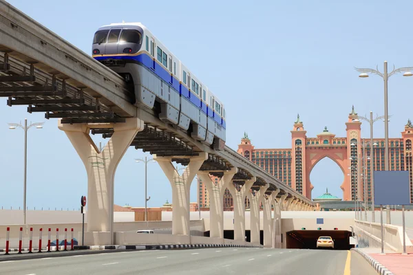 Dubai - 19 April: Atlantis hotel och monorail tåg på en man-mad — Stockfoto
