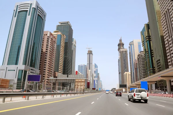 DUBAI - 18 DE ABRIL: vista general de la carretera principal y rascacielos en — Foto de Stock