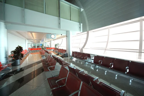 DUBAI - ABRIL 19: interior do Aeroporto Internacional de Dubai em Abr — Fotografia de Stock