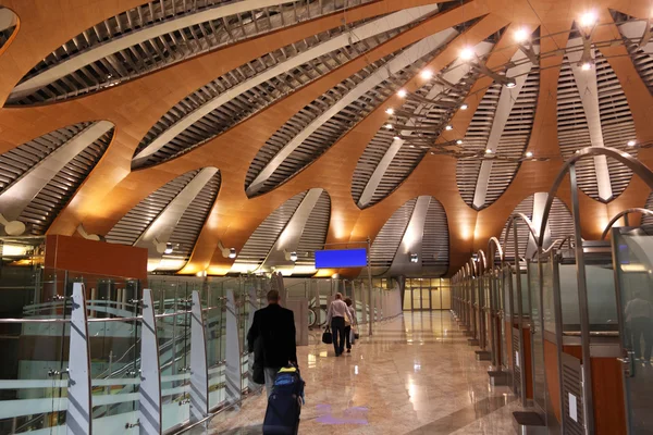 Moskou - 19 April: grote moderne zaal van nieuwe terminal van de luchthaven Sh — Stockfoto
