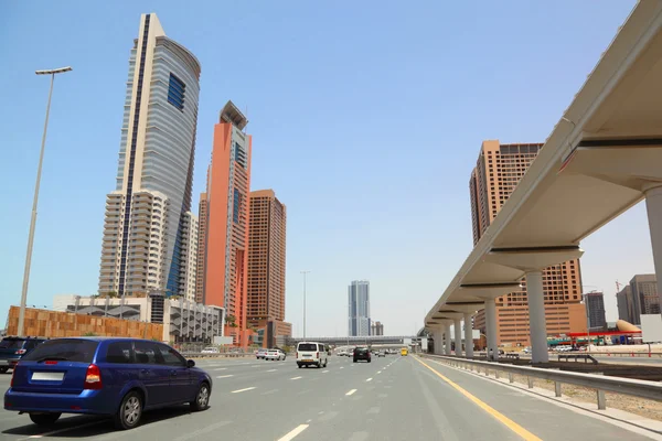 Dubai - április 18: főútvonalon és felhőkarcolók, 2010. április 18. én — Stock Fotó