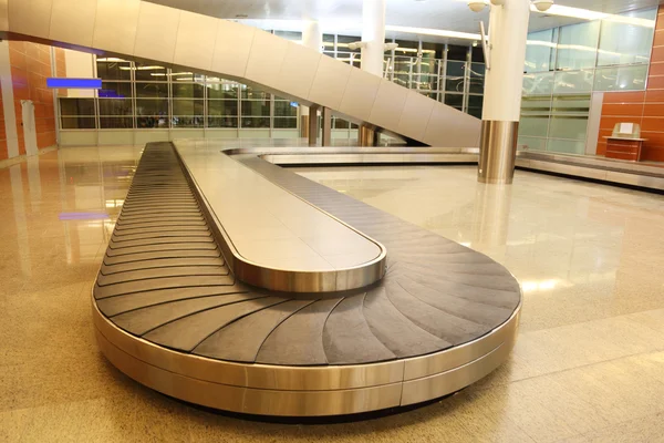 Пустой багаж карусель в зале аэропорта с гранитным полом и гл — стоковое фото