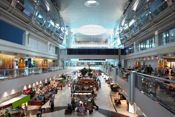 DUBAI - 19 DE ABRIL: gran centro comercial moderno en Dubai Internatio —  Fotos de Stock