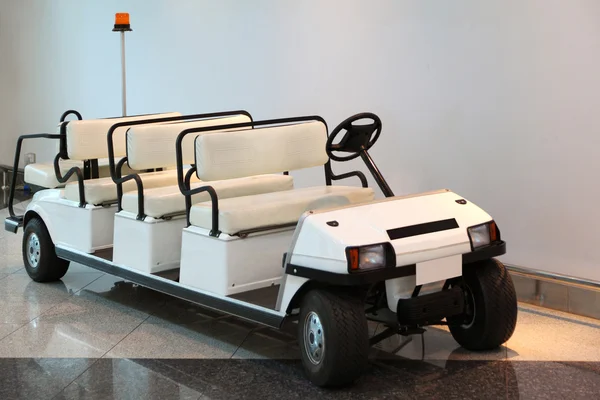 DUBAI - 19 DE ABRIL: coche para el traslado de pasajeros en Dubai Internati — Foto de Stock