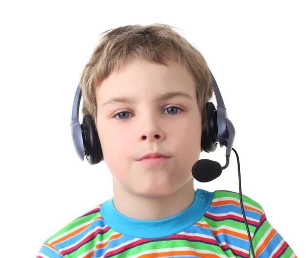 Portret van kleine jongen met hoofdtelefoon en microfoon kijken — Stockfoto