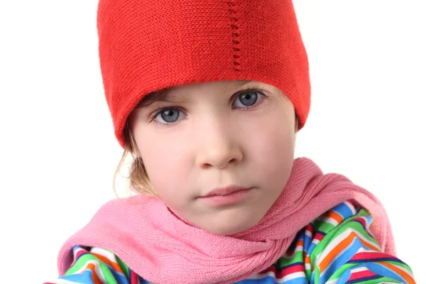 Portrét vážné holčička v teplou čepici a šálu, polovinu těla — Stock fotografie