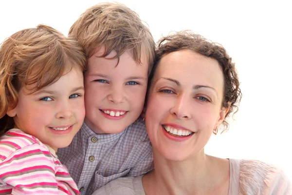 Familia feliz con madre, hija e hijo sonriendo y mirando un —  Fotos de Stock