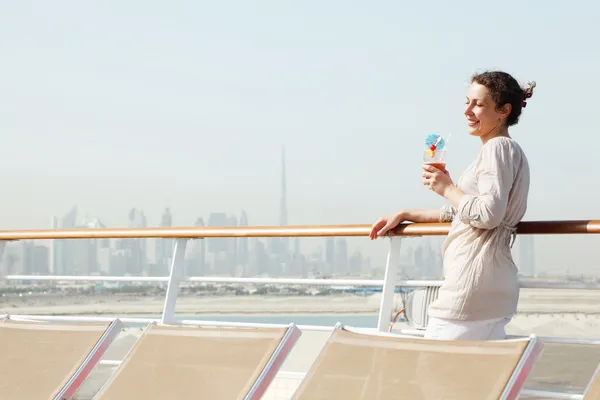 年轻美丽女人与鸡尾酒站在游船班轮甲板, — 图库照片
