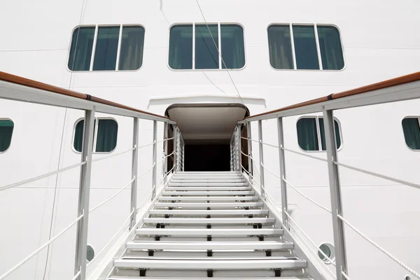 Ingang met rails en trap in grote cruise passagiersschip — Stockfoto