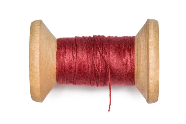 Houten spoel met rode draden geïsoleerd op witte achtergrond — Stockfoto