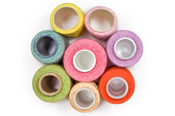 Bobine con fili per cucire multicolori isolati su dorso bianco — Foto Stock