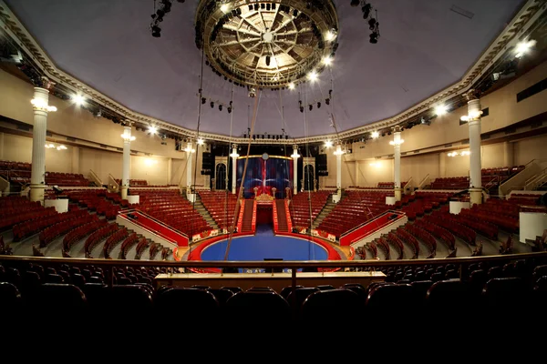 Голубой круг арены в цирковых лампах включен, широкий угол, пространство f — стоковое фото