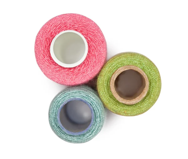 Tre bobine con fili per cucire multicolori isolati su bianco — Foto Stock