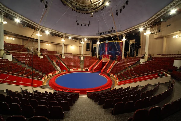 Blauwe cirkel arena in circus witte lampen ingeschakeld, overzicht — Stockfoto