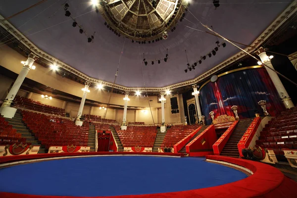 Arena círculo azul en circo lámparas blancas encendidas, vista general —  Fotos de Stock