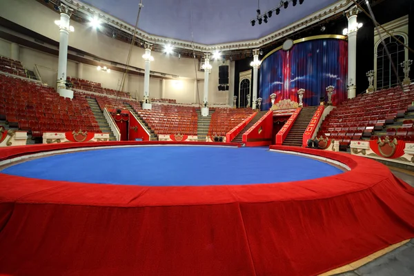 Kék kör arena és oszlopok cirkusz fehér lámpák bekapcsolva, ca — Stock Fotó