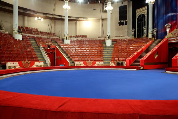 Blå cirkeln arena i cirkus vita lampor påslagna, kameran nära en — Stockfoto