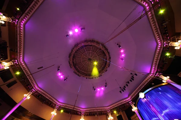 Circo vista interior sobre o celeiro com lâmpadas de luz rosa e azul c — Fotografia de Stock