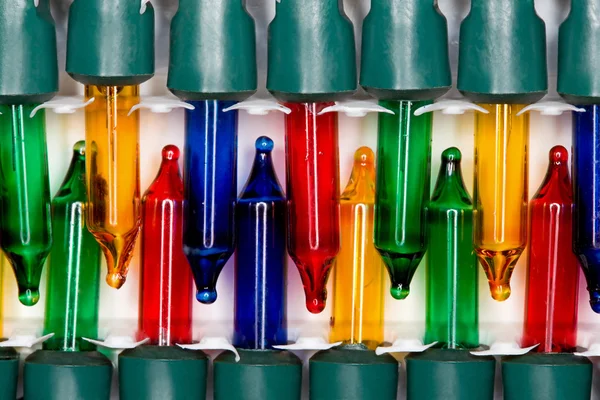 Luzes de fadas multi-coloridas de Ano Novo deitado na caixa — Fotografia de Stock