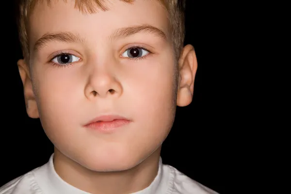 Мальчик в белой футболке изолирован на черном фоне — стоковое фото