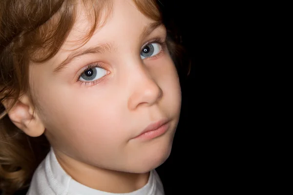 Маленькая девочка в белых футболках изолированы на черном фоне — стоковое фото
