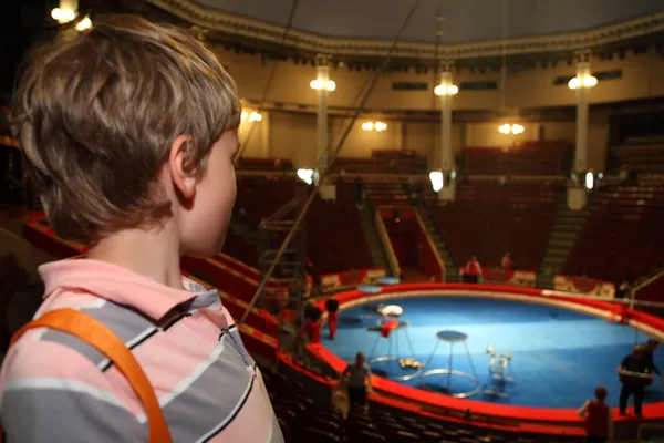 小男孩在马戏团与蓝色的舞台上等待着性能和 — 图库照片