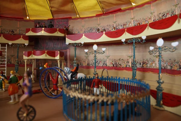 Modelo de circo con espectadores en el balcón y muchos arti diferentes —  Fotos de Stock