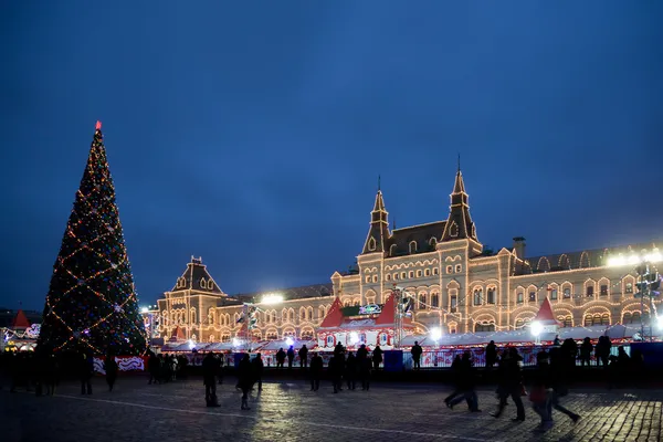 Pista de patinaje en la plaza roja en Moscú por la noche. Gran árbol de Año Nuevo — Foto de Stock