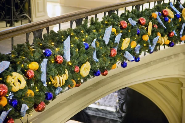 Ornamenti natalizi attaccati al corrimano nel centro commerciale — Foto Stock