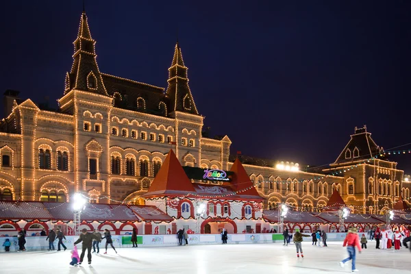 Eisbahn auf dem Roten Platz in Moskau bei Nacht. Kaugummihandelshaus — Stockfoto