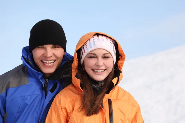 Молодой человек и девушка в спортивной одежде стоя и улыбаясь, половина б — стоковое фото
