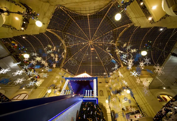 Centro comercial moderno interior à noite. telhado de vidro foreshorten — Fotografia de Stock