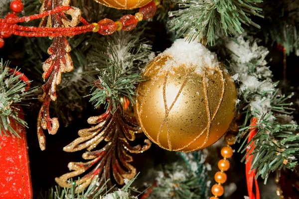Giocattolo di Natale in forma di sfera che pende su albero di pelo artificiale , — Foto Stock