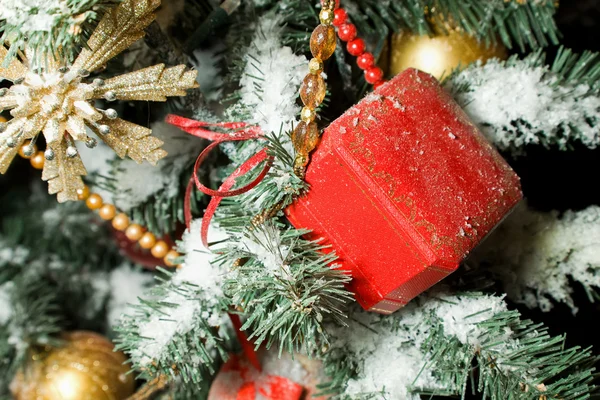 Εορταστικό δώρα στην κόκκινη μικρά κουτιά που κρέμονται Χριστούγεννα γούνα-tr — Φωτογραφία Αρχείου