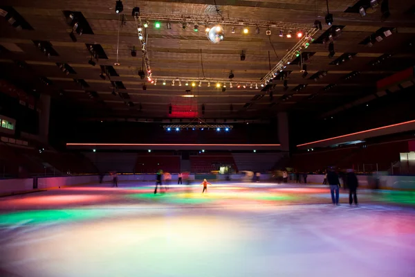 Big covered skating rink with multi-coloured illumination in spo — Stock Photo, Image
