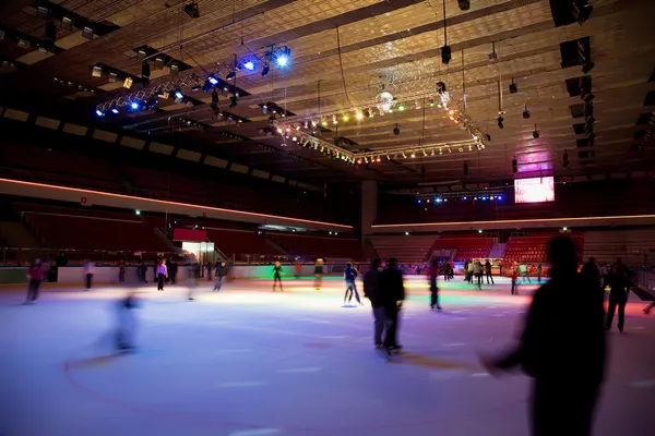 Big covered skating rink with multi-coloured illumination in spo — Stock Photo, Image