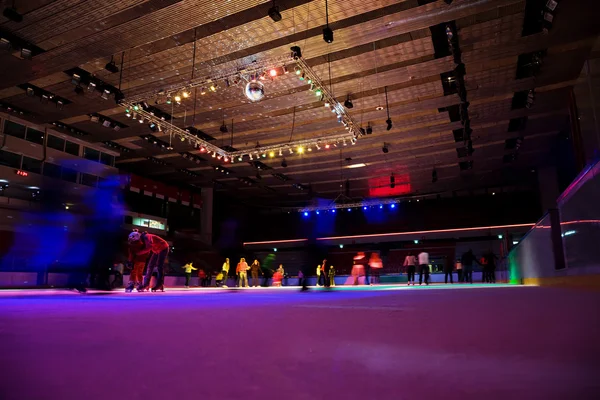 Groot bedekt ijsbaan met multi gekleurde verlichting in spo — Stockfoto