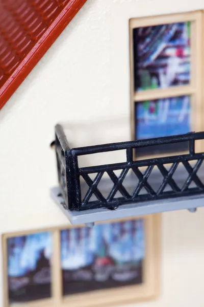 Fragmento de casa de plástico de brinquedo com varanda — Fotografia de Stock