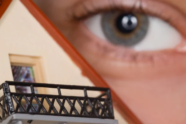 Frammento di faccia di persona vicino a casa di plastica giocattolo con balcone , — Foto Stock