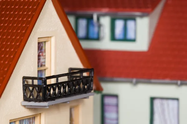 Casa de plástico de brinquedo com uma extensão e varanda — Fotografia de Stock