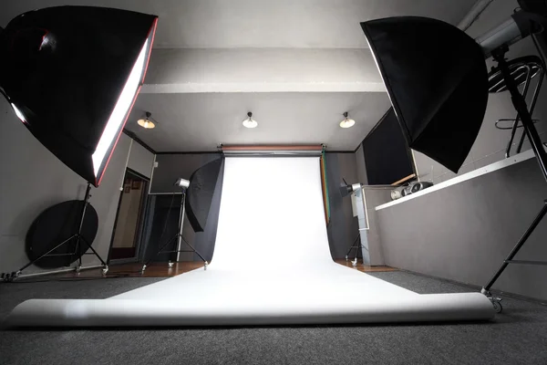 Interior del estudio fotográfico profesional con gen de fondo blanco — Foto de Stock