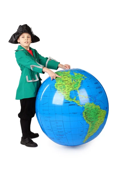 Kleine jongen in een historische jurk reputatie met grote opblaasbare glob — Stockfoto