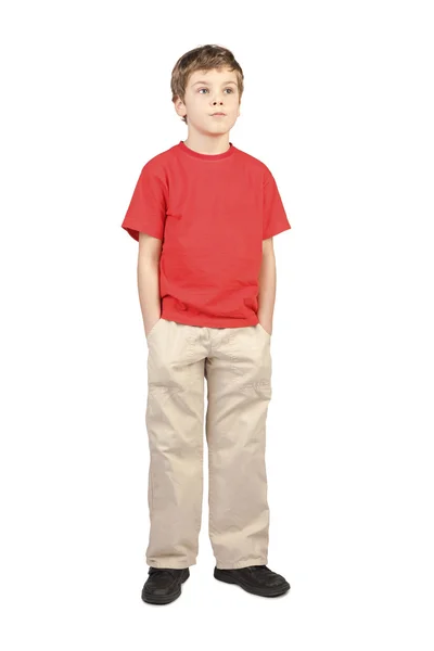 Niño en camisa roja manos en bolsillos de pie sobre respaldo blanco —  Fotos de Stock