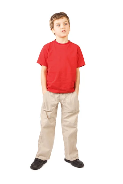 Niño en camisa roja manos en bolsillos boca abierta de pie en —  Fotos de Stock